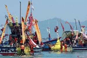 Hasil Tangkapan Ikan Sedikit, Nelayan Trenggalek Melarung Sesaji