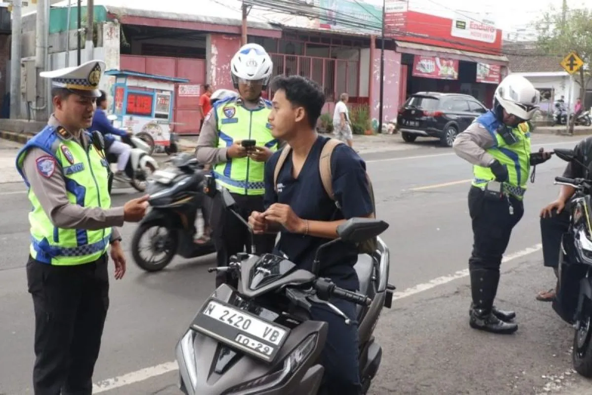 Lacak CCTV, Polda Jatim Tilang 748 Pengendara Tanpa Helm