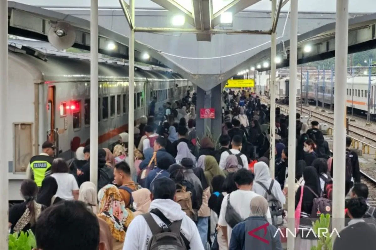 Batal Berangkat, Ratusan Penumpang KA di Malang Minta Uang Kembali