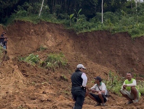 Blusukan di Pacitan, Diana Sasa Prihatin Pemda Belum Relokasi Warga Korban Longsor