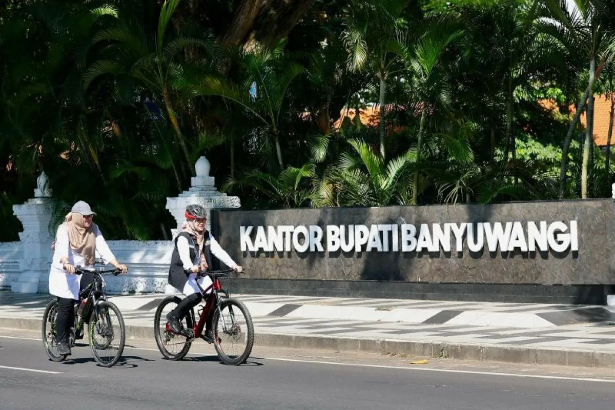 Bupati Ipuk Bersepeda ke Kantor Demi Hemat BBM