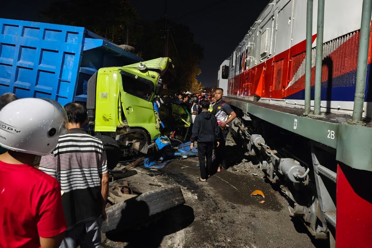 Lagi Tabrakan Kereta Api, KA Dhoho Sruduk Truk Pasir Terobos Palang Pintu