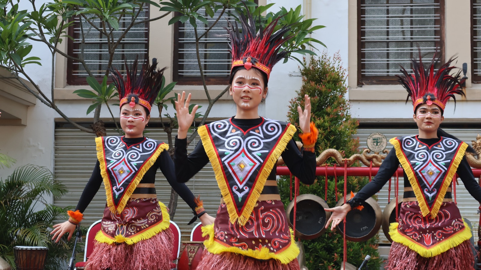 SMA Santa Maria Surabaya Gelar Harmoni Nusantara di Car Free Day