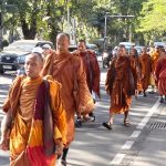 Langkah Damai Bhikkhu Lintas Negara di Jantung Kota Pahlawan