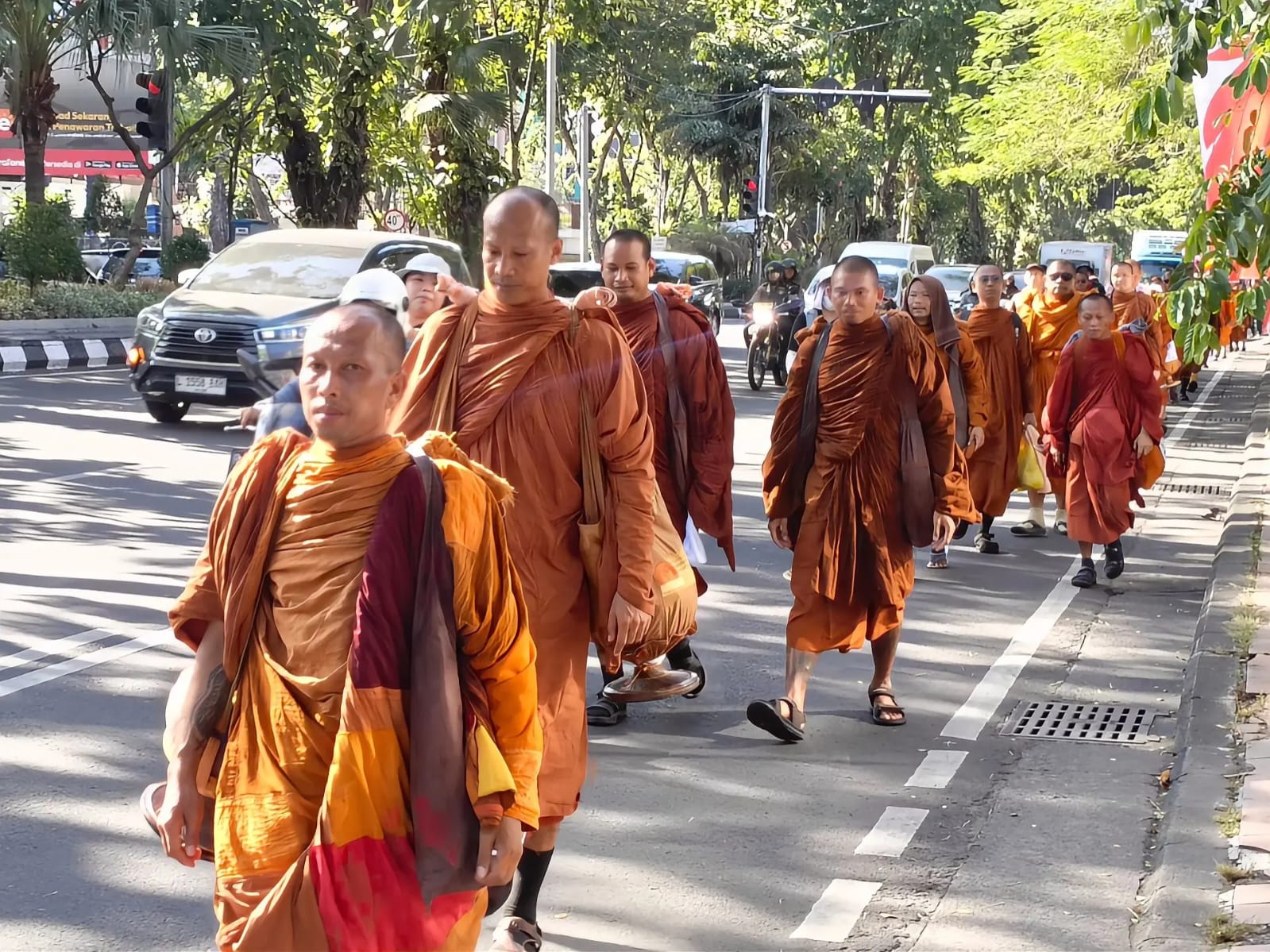 Langkah Damai Bhikkhu Lintas Negara di Jantung Kota Pahlawan