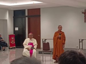 Dua Jalan Sunyi dalam Satu Harmoni: Saat Jubah Jingga Memasuki Katedral Surabaya