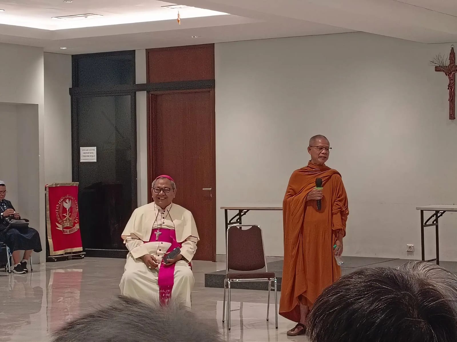 Dua Jalan Sunyi dalam Satu Harmoni: Saat Jubah Jingga Memasuki Katedral Surabaya