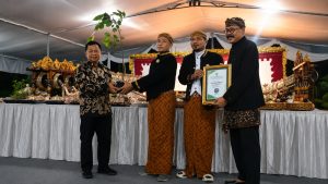 Hadiah Pohon Pancasila asal Gunung Arjuno di Ruwatan Kota Surabaya Hadiah Pohon Pancasila asal Gunung Arjuno di Ruwatan Kota Surabaya