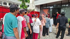 PDIP Jatim Salurkan 1.171 Paket Daging Kurban Ringankan Beban Warga
