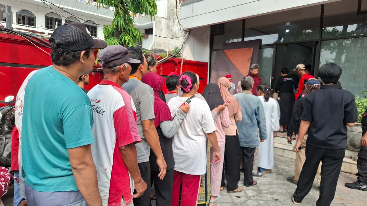PDIP Jatim Salurkan 1.171 Paket Daging Kurban Ringankan Beban Warga