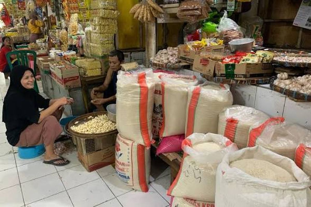 Konsumen Mengeluh Harga Beras di Surabaya Tembus Rp17.000 per Kg
