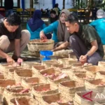Unmuh Jember Distribusikan Kurban dengan Besek Demi Jaga Lingkungan