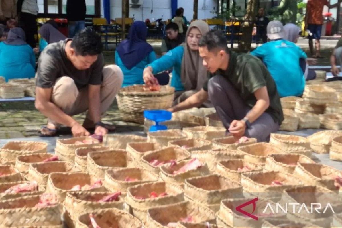 Unmuh Jember Distribusikan Kurban dengan Besek Demi Jaga Lingkungan