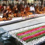 Berjalan Kaki dari Bali, 57 Biksu Doa Bersama di Makam Gus Dur