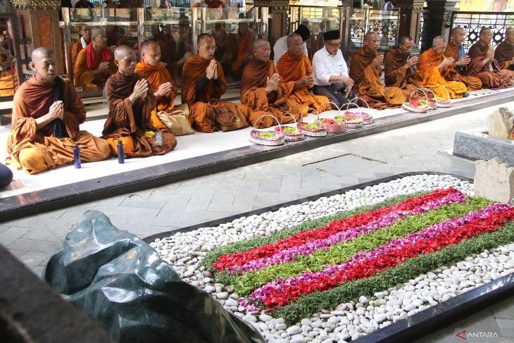 Berjalan Kaki dari Bali, 57 Biksu Doa Bersama di Makam Gus Dur