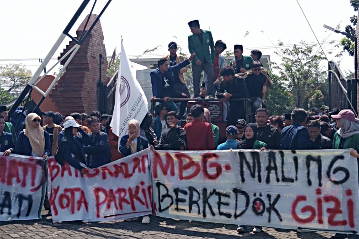 Mahasiswa Bangkalan Unjuk Rasa Desak DPRD Evaluasi Program MBG