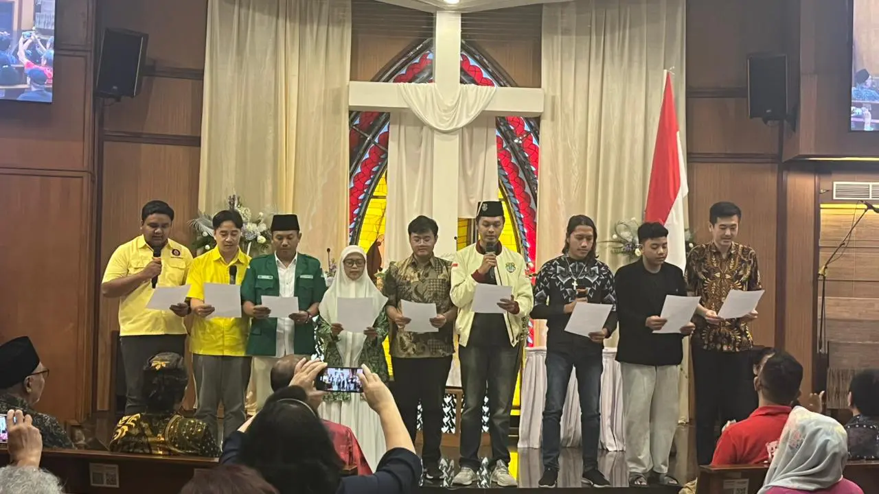 Ratusan Warga Lintas Iman Peringati 8 Tahun Tragedi Bom Surabaya Ratusan Warga Lintas Iman Peringati 8 Tahun Tragedi Bom Surabaya