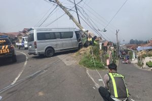 Rem Blong, HiAce Muat 6 WNA Hantam 3 Mobil di Jalur Bromo