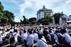 Seribuan Guru Honorer di Ponorogo Turun ke Jalan Aksi Bisu  
