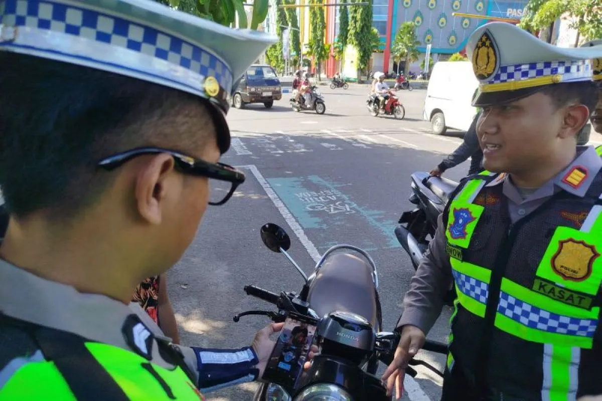 Kaca Mata Pintar Polisi Ponorogo Pantau dan Tilang Pelanggaran di Kota hingga Desa Kaca Mata Pintar Polisi Ponorogo Pantau dan Tilang Pelanggaran di Kota hingga Desa