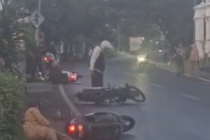 Solar Tumpah di Jalan Sebabkan Puluhan Kendaraan Terguling di Bangkalan