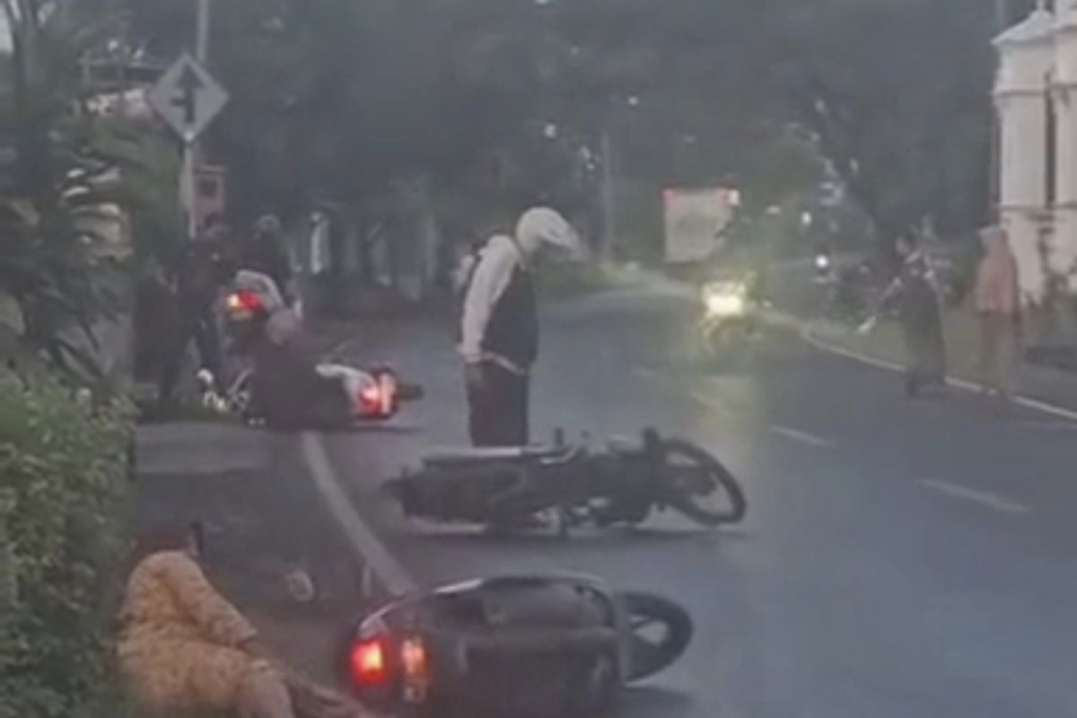 Solar Tumpah di Jalan Sebabkan Puluhan Kendaraan Terguling di Bangkalan