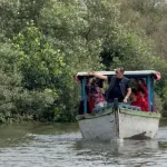 Ketua DPC PDIP Surabaya Naik Perahu Waspadai Abrasi dan El Nino