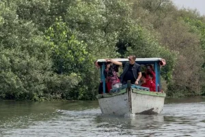 Ketua DPC PDIP Surabaya Naik Perahu Waspadai Abrasi dan El Nino