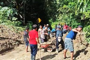 Hujan Deras Picu Longsor Jalur Ngebel-Madiun, Petugas Sempat Tutup Jalan