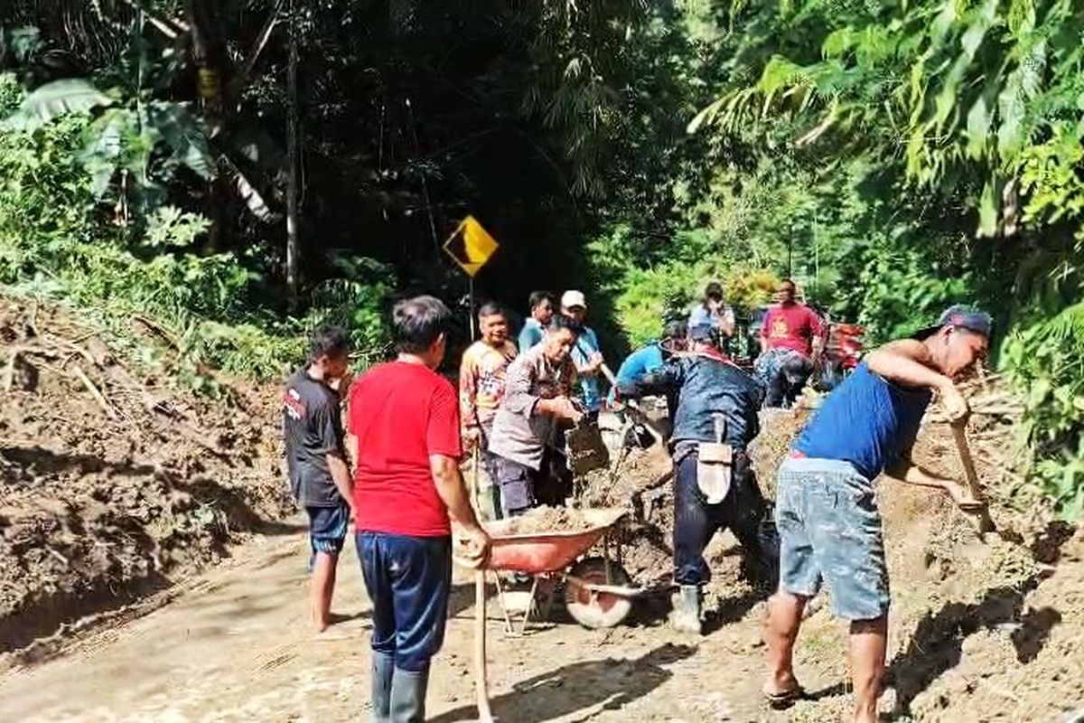 Hujan Deras Picu Longsor Jalur Ngebel-Madiun, Petugas Sempat Tutup Jalan