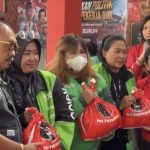 Hari Buruh, PDIP Surabaya Bagikan Ratusan “MBG” pada Ojol Perempuan