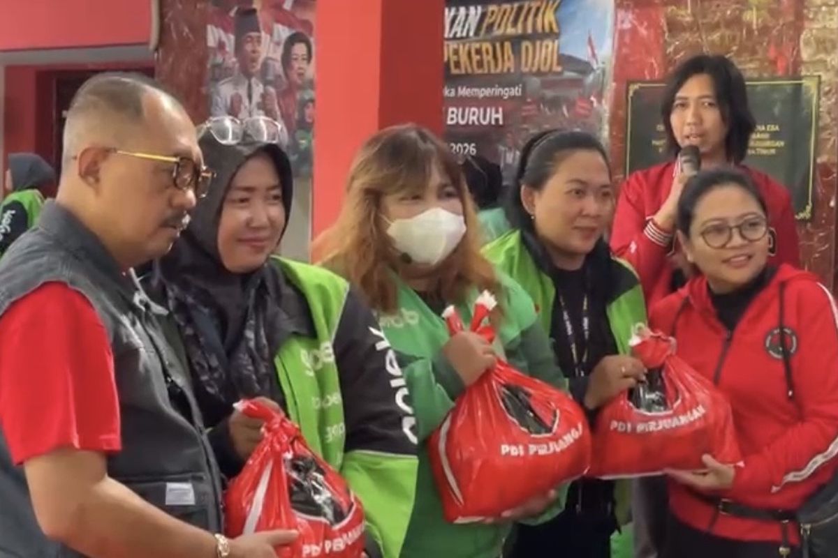 Hari Buruh, PDIP Surabaya Bagikan Ratusan “MBG” pada Ojol Perempuan