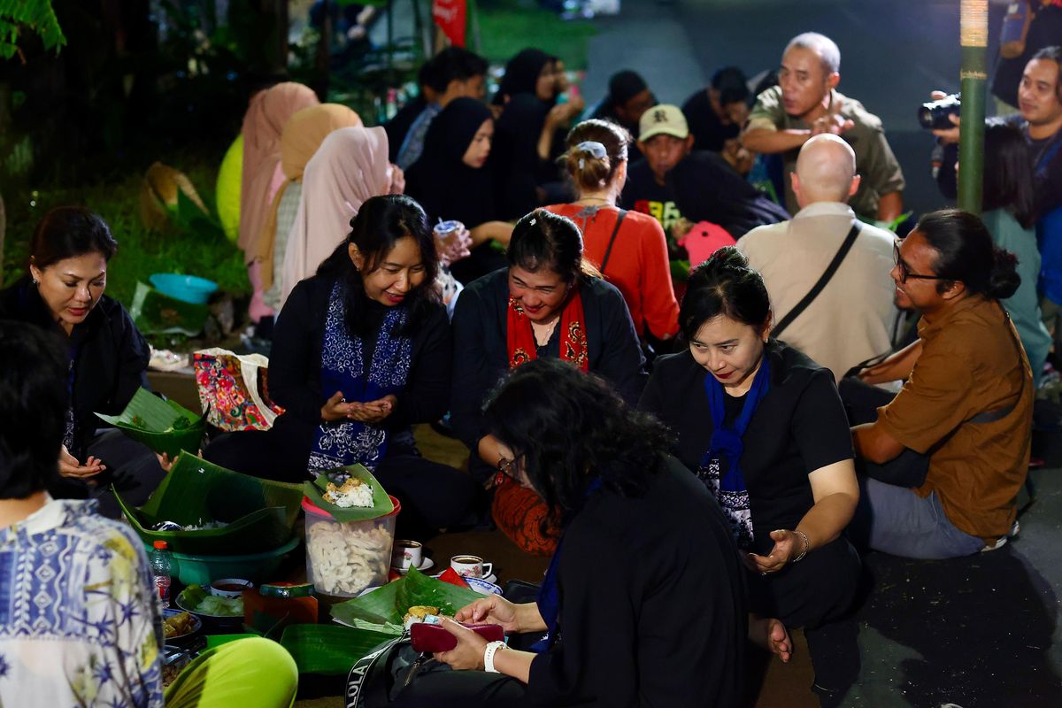Sambut Iduladha, Warga Suku Osing Banyuwangi Gelar Tradisi Tumpeng Sewu Sambut Iduladha, Warga Suku Osing Banyuwangi Gelar Tradisi Tumpeng Sewu