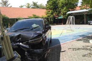 Mobil Nylonong Halaman Sekolah Tabrak Puluhan Siswa Latihan Pramuka