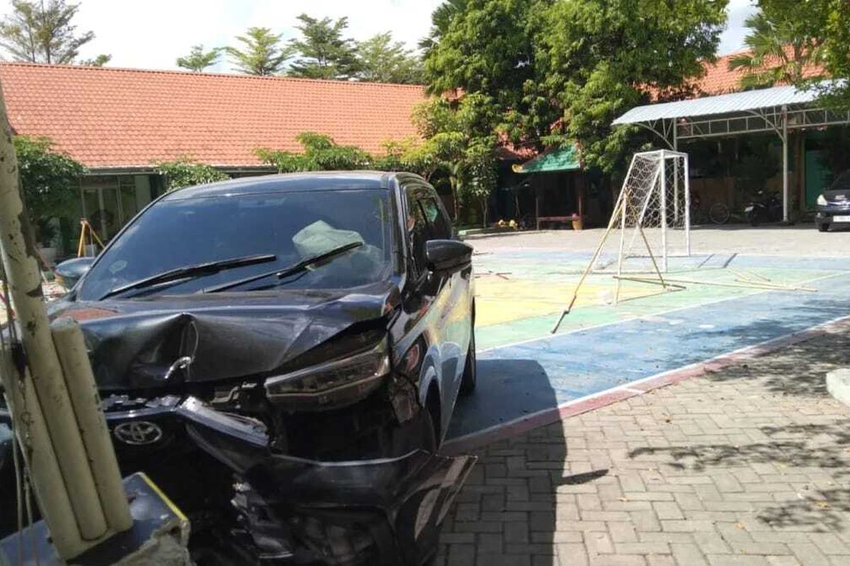 Mobil Nylonong Halaman Sekolah Tabrak Puluhan Siswa Latihan Pramuka