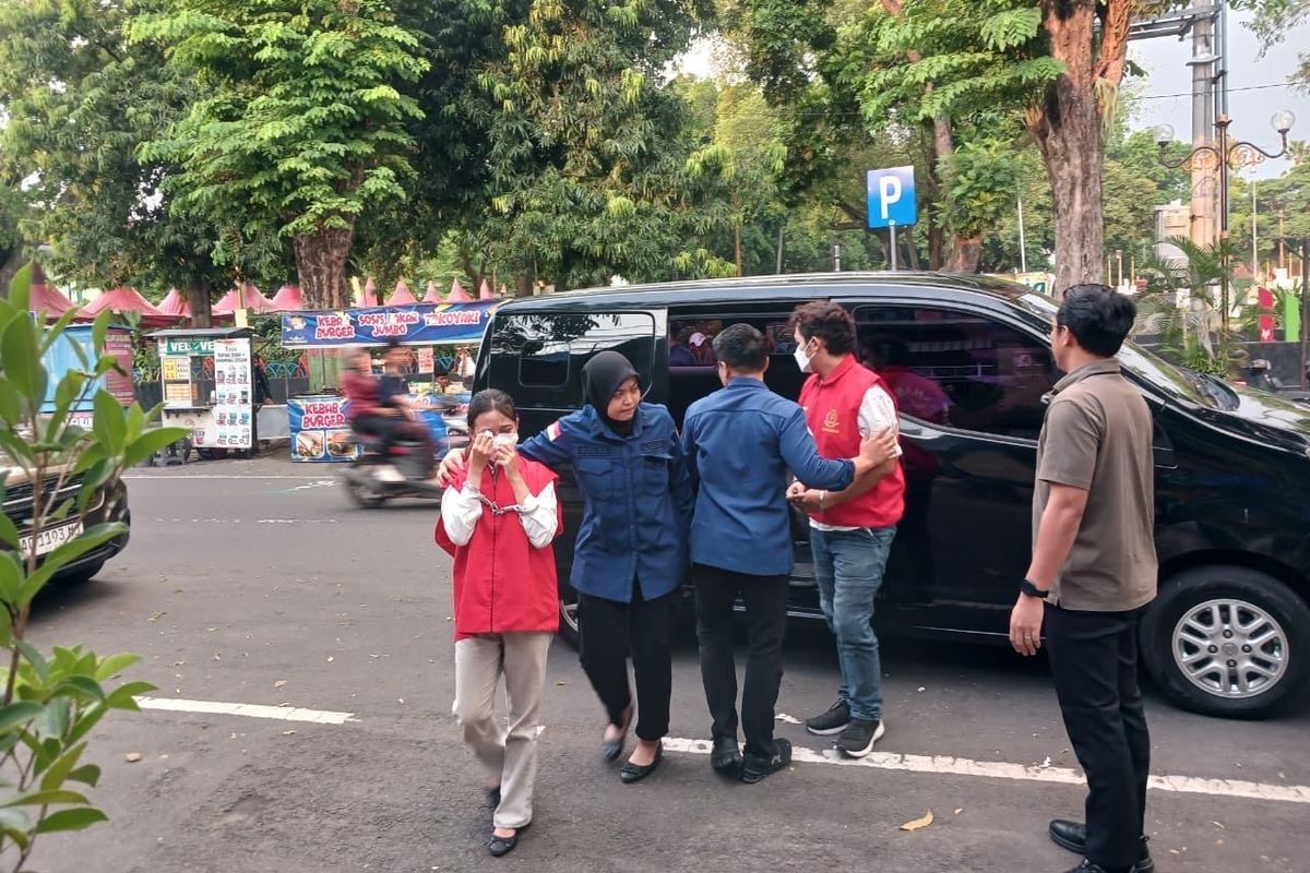 Teller Bank Jatim dan Suaminya Jadi Tersangka Korupsi Rugikan Negara Rp 2 Miliar Teller Bank Jatim dan Suaminya Jadi Tersangka Korupsi Rugikan Negara Rp 2 Miliar