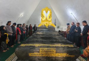 Puan Hayati Belajar Sejarah ke Bupati Pertama Gresik K.T Poesponegoro