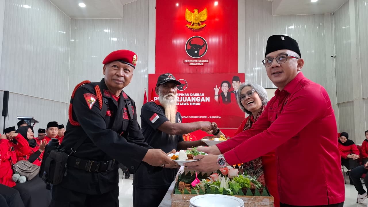 PDI Perjuangan Jatim Rayakan Harlah Pancasila Bareng Tukang Becak dan Satgas