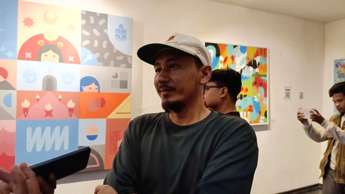 Inovasi Teknik Lukisan Tanpa Kuas di Pameran Fraktal ArtSpace Artotel Surabaya Inovasi Teknik Lukisan Tanpa Kuas di Pameran Fraktal ArtSpace Artotel Surabaya