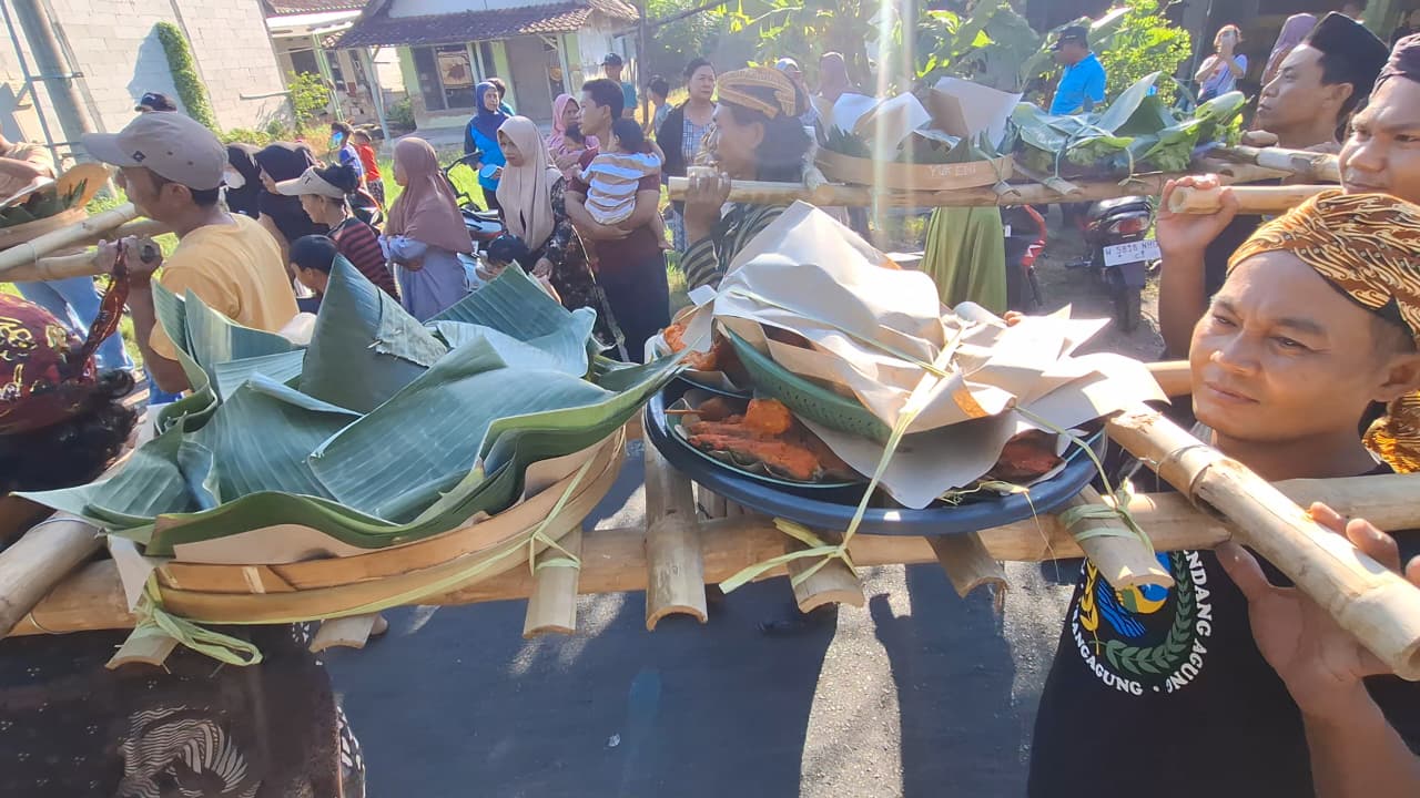 Meriah, Kirab 7 Tumpeng 1 Suro di Sendang Agung Sidoarjo Meriah, Kirab 7 Tumpeng 1 Suro di Sendang Agung Sidoarjo