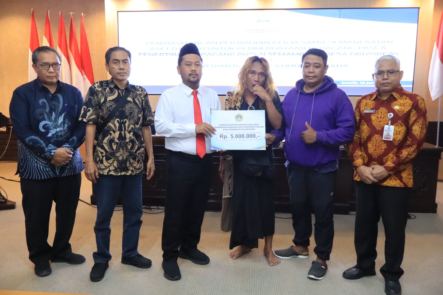 Bupati Gresik Relokasi dan Beri Modal PKL Semambung