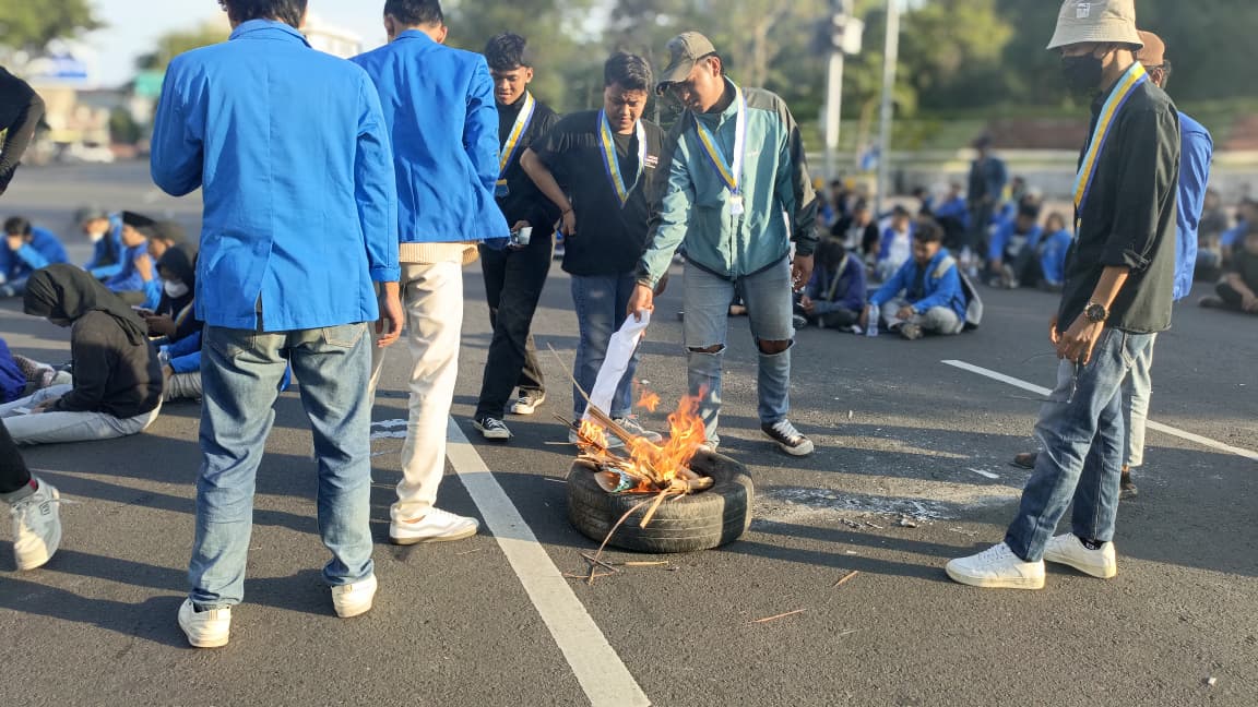 Demo PMII Jatim: Tuntut Prabowo Stop Makan Bergizi Gratis & KDMP