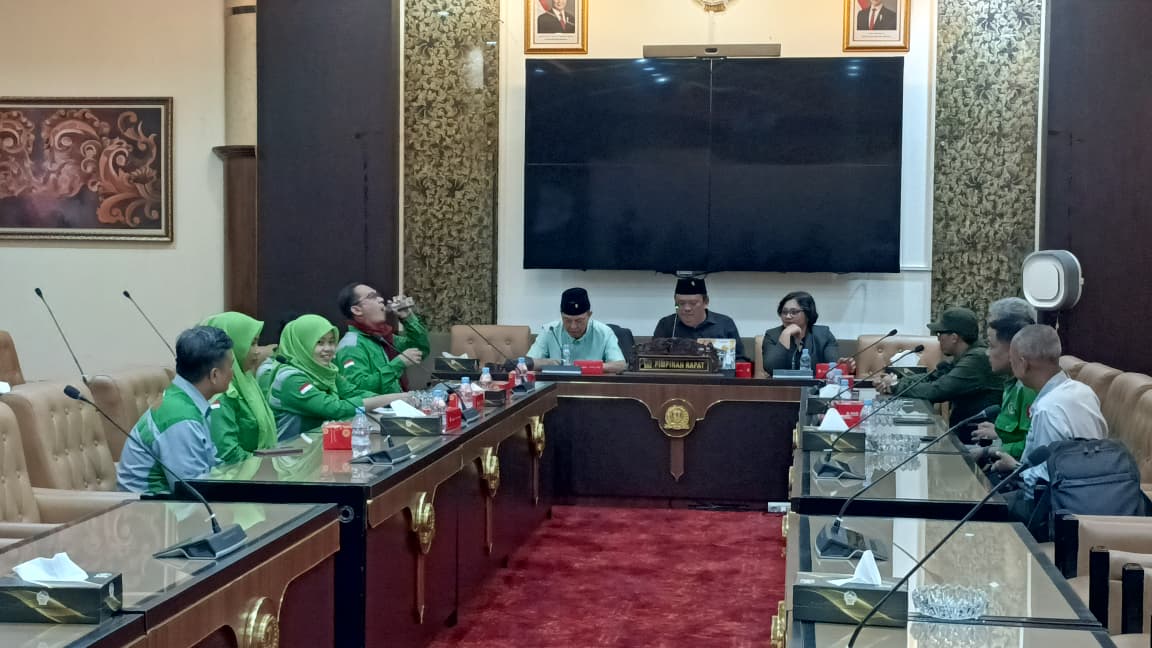 Buruh Geruduk DPRD Jatim Khawatir Ancaman PHK Massal