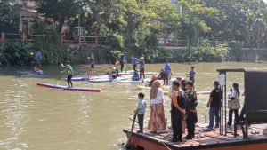 Pertama di Surabaya, Sekolah Stand Up Paddle di Sungai Kalimas Surabaya