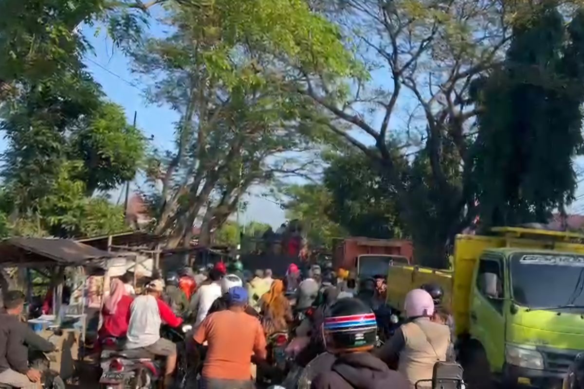Antrean Solar Bersubsidi di Pasuruan Capai 1 Kilometer