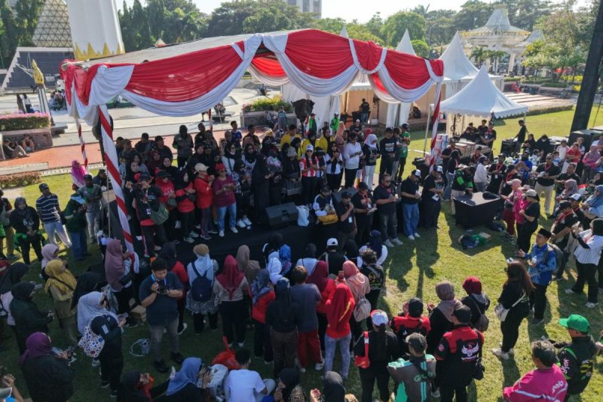4.000 Arek Suroboyo Ikuti Apel Jogo Suroboyo di Tugu Pahlawan 4.000 Arek Suroboyo Ikuti Apel Jogo Suroboyo di Tugu Pahlawan