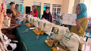 BULOG dan Pemkab Gresik Salurkan Pangan ke 167 Ribu Warga BULOG dan Pemkab Gresik Salurkan Pangan ke 167 Ribu Warga