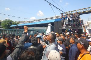 Karyawan PT Pakerin Mojokerto Berkemah Tuntut Hak Gaji dan THR