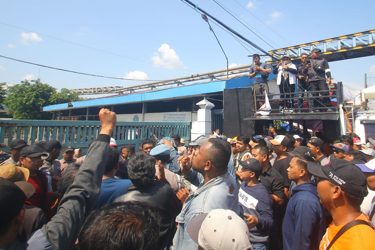 Karyawan PT Pakerin Mojokerto Berkemah Tuntut Hak Gaji dan THR