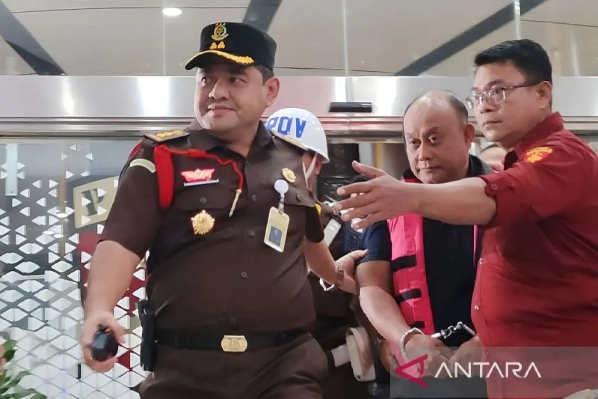 Dadan Hindayana Mantan Kepala BGN Ditahan Kejaksaan Agung Dadan Hindayana Mantan Kepala BGN Ditahan Kejaksaan Agung